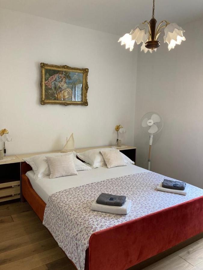 Retro Stone, Apartment Split