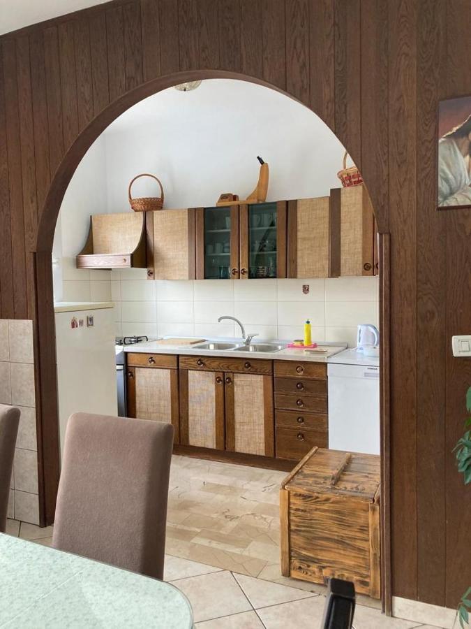 Retro Stone, Apartment Split